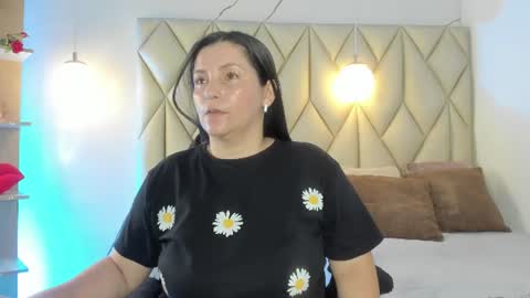 Snapshot of angelswets chatting on 06-12-26, 02:27 ANGIE online show from 06-12-26, 02:27