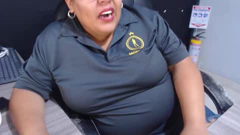 Snapshot of angy_ro12 chatting on 02-21-26, 12:17 angy online show from 02-21-26, 12:17