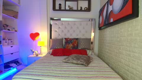 laura  online show from 03-12-25, 01:25