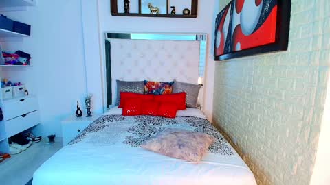 laura  online show from 10-25-25, 12:18