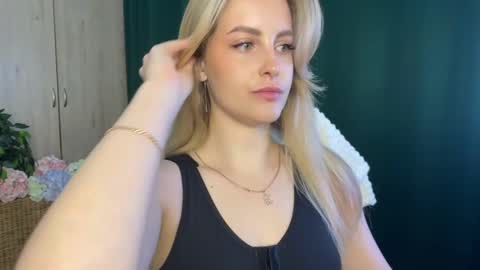 Snapshot of anita_blairr chatting on 05-18-26, 01:02 Anita online show from 05-18-26, 01:02
