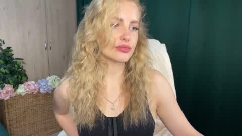 Snapshot of anita_blairr chatting on 05-25-26, 01:00 Anita online show from 05-25-26, 01:00