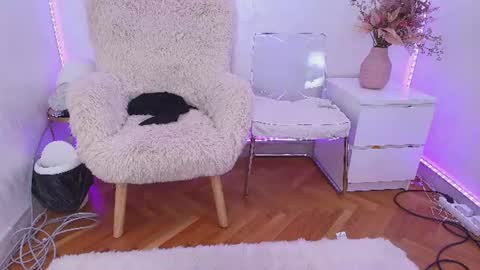 Snapshot of anna_lewis chatting on 07-15-26, 06:40 Anna online show from 07-15-26, 06:40