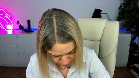 anna_snow9 online show from 12-01-25, 06:46