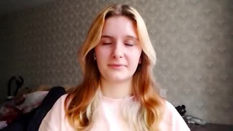 Snapshot of annabroun chatting on 11-01-25, 12:07 Aliia online show from 11-01-25, 12:07