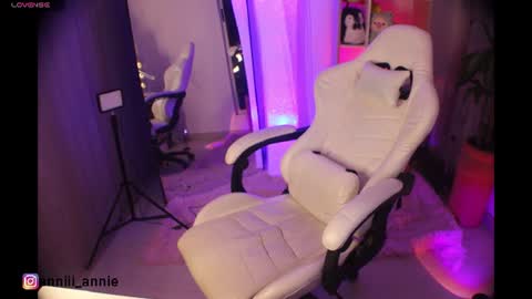 Snapshot of annie_snow_ chatting on 06-15-26, 01:52 JEANNE no olvides seguirme dont forget follow me uu online show from 06-15-26, 01:52