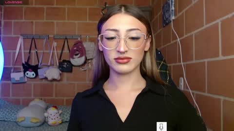 Snapshot of anniee_land chatting on 12-14-24, 01:05 Annie online show from 12-14-24, 01:05