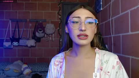 Snapshot of anniee_land chatting on 12-28-24, 02:10 Annie online show from 12-28-24, 02:10