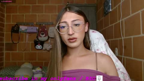 Snapshot of anniee_land chatting on 02-04-25, 01:27 Annie online show from 02-04-25, 01:27