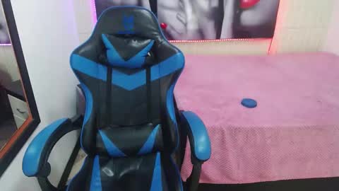 Snapshot of anniee_x chatting on 01-25-25, 02:36 Anniee online show from 01-25-25, 02:36