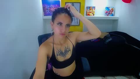 Snapshot of anniee_x chatting on 02-17-25, 12:38 Anniee online show from 02-17-25, 12:38