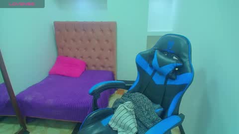 Snapshot of anniee_x chatting on 02-28-25, 05:37 Anniee online show from 02-28-25, 05:37