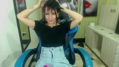 Snapshot of anniee_x chatting on 03-01-25, 02:44 Anniee online show from 03-01-25, 02:44