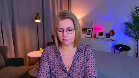 Snapshot of annielight chatting on 04-25-26, 08:39 Annie online show from 04-25-26, 08:39