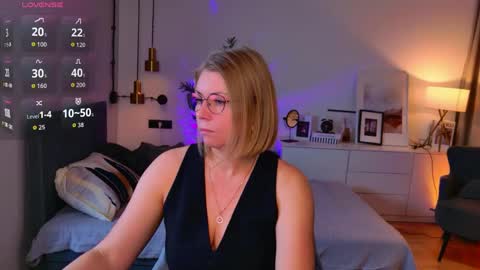 Snapshot of annielight chatting on 05-12-26, 06:54 Annie online show from 05-12-26, 06:54