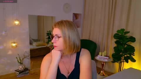 Snapshot of annielight chatting on 05-18-26, 08:20 Annie online show from 05-18-26, 08:20