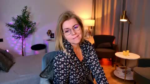 Snapshot of annielight chatting on 05-19-26, 06:53 Annie online show from 05-19-26, 06:53
