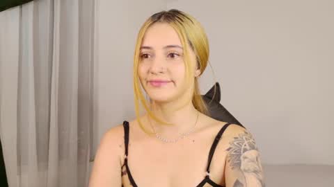 Snapshot of anniemora_ chatting on 06-25-26, 02:11 Annie online show from 06-25-26, 02:11