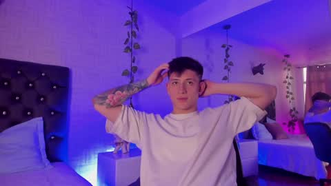 Snapshot of anniie_and_alex chatting on 12-08-24, 01:25 Annie Alex online show from 12-08-24, 01:25