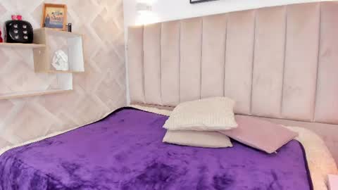 Snapshot of anniie_queen chatting on 06-12-26, 02:43 Annie Queen online show from 06-12-26, 02:43