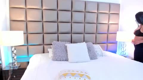 Snapshot of annyhizzle chatting on 02-24-25, 10:25 online show from 02-24-25, 10:25