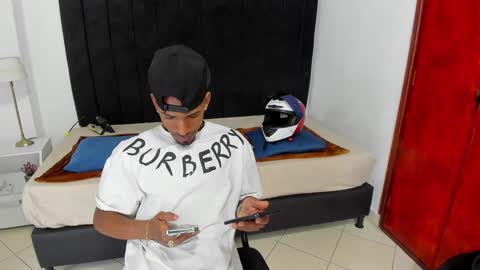 Snapshot of anthoy_wayans chatting on 02-14-25, 12:09 online show from 02-14-25, 12:09