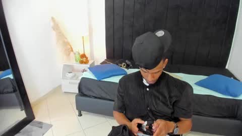 Snapshot of anthoy_wayans chatting on 02-18-25, 12:37 online show from 02-18-25, 12:37