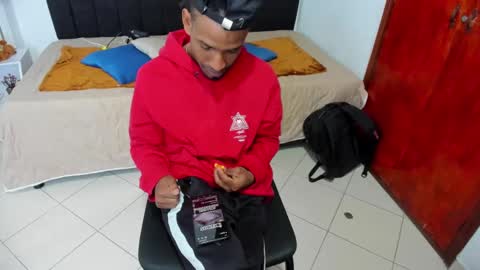 Snapshot of anthoy_wayans chatting on 02-19-25, 12:03 online show from 02-19-25, 12:03