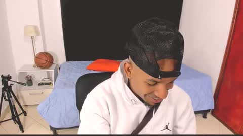 Snapshot of anthoy_wayans chatting on 10-11-25, 12:32 online show from 10-11-25, 12:32