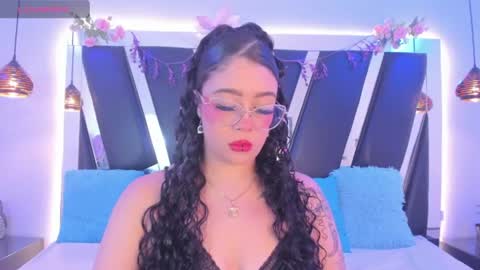 Snapshot of antonellepiercee chatting on 06-25-26, 11:37 A N T O N E L L E online show from 06-25-26, 11:37