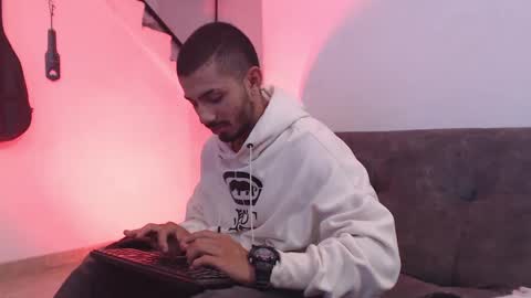 Snapshot of antoniocuervo chatting on 02-13-25, 09:17 Hadez online show from 02-13-25, 09:17