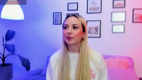 Snapshot of anttoniia chatting on 02-11-25, 12:58 Antonia online show from 02-11-25, 12:58