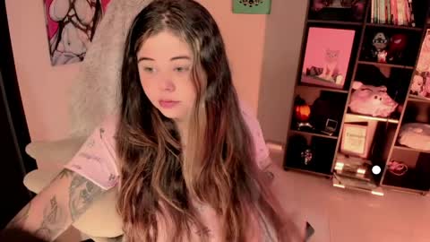   Independent model  online show from 06-03-26, 09:34