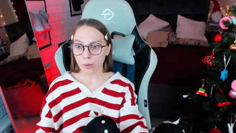 Snapshot of aphexqueen chatting on 12-17-24, 04:32 APHEX QUEEN online show from 12-17-24, 04:32