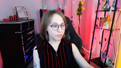 Snapshot of aphexqueen chatting on 12-19-24, 01:18 APHEX QUEEN online show from 12-19-24, 01:18