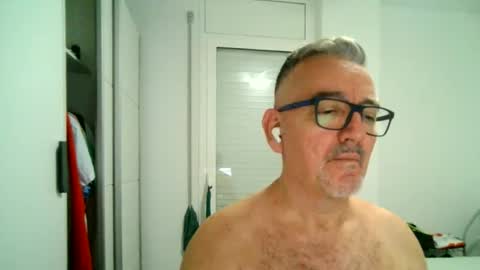 Snapshot of apixaba chatting on 09-30-25, 09:31 furry bear online show from 09-30-25, 09:31