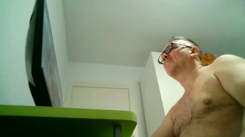 Snapshot of apixaba chatting on 10-30-25, 10:54 furry bear online show from 10-30-25, 10:54