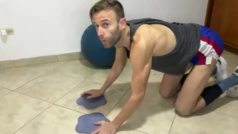 Snapshot of aquilesmade chatting on 12-29-24, 04:19 Aquilesmade online show from 12-29-24, 04:19