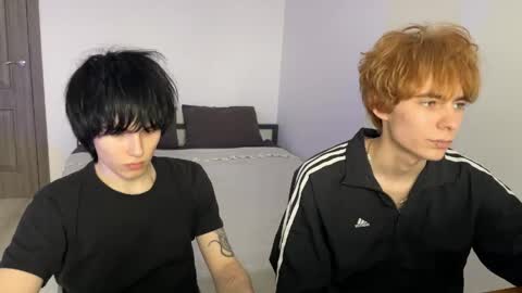 Snapshot of ar1zze chatting on 04-23-26, 02:19 zik and kris online show from 04-23-26, 02:19
