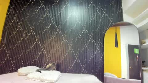 Aria Millers  online show from 11-09-25, 01:31