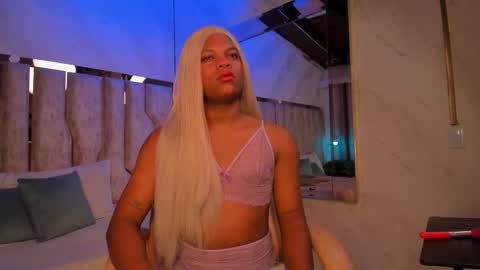 Snapshot of ariana_grande233 chatting on 02-11-26, 11:37 ariana_grande233 online show from 02-11-26, 11:37