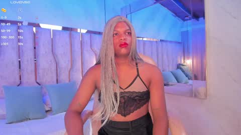 ariana_grande233 online show from 04-01-26, 11:44