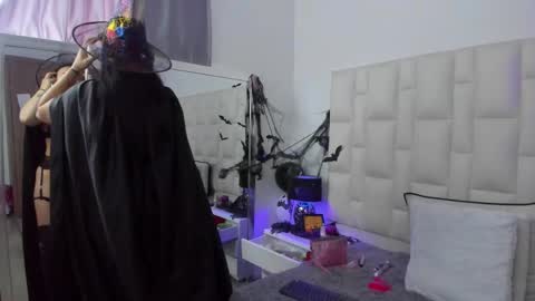  ariana  online show from 10-30-25, 04:30