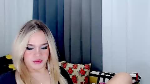Snapshot of arianne_xoxo777 chatting on 03-05-25, 12:00 ARIANNE CUMS online show from 03-05-25, 12:00