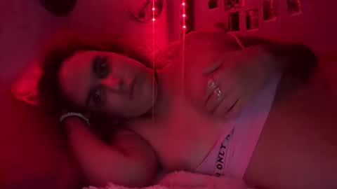 Snapshot of ariawestlove chatting on 10-29-25, 08:16 Aria online show from 10-29-25, 08:16