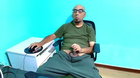 Snapshot of arnelux72 chatting on 07-06-26, 05:04 arnelux72 online show from 07-06-26, 05:04