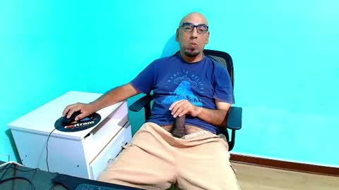 Snapshot of arnelux72 chatting on 07-07-26, 05:21 arnelux72 online show from 07-07-26, 05:21