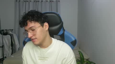 Snapshot of aron_444 chatting on 02-01-25, 04:03 online show from 02-01-25, 04:03
