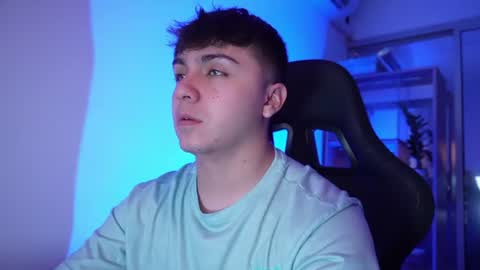 Snapshot of aron__cooper chatting on 06-19-26, 01:37 aron__cooper online show from 06-19-26, 01:37