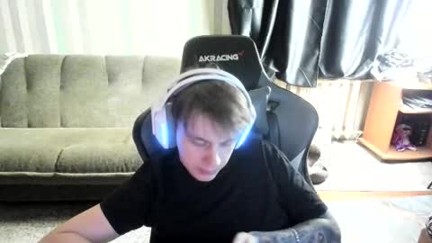 Snapshot of aron_neall chatting on 12-15-25, 07:45 biggest penis online show from 12-15-25, 07:45